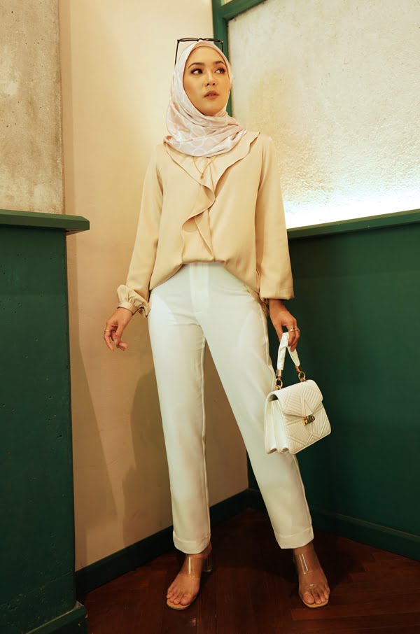 680ce3018d46e22a4d78555b899c083b1622806614.jpg LAYLA RUFFLE TOP (NUDE)