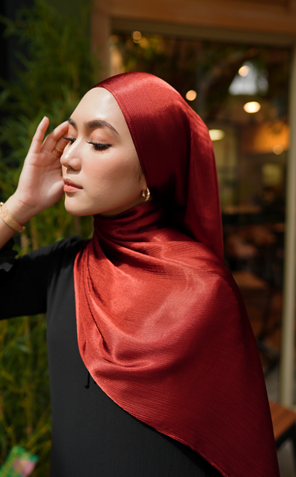 697ad6345f0af8ba999078f4750220d31656140326.png MEDYNA TEXTURE PLAIN SHAWL (DARK RED)