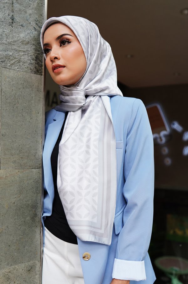 LOTUS PRINTED SQUARE (GREY GREEN)