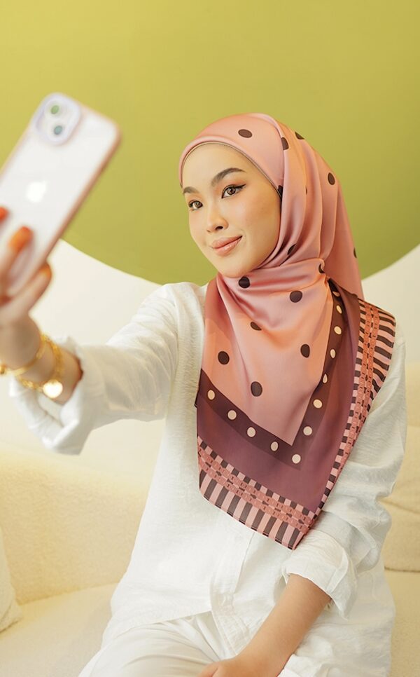 6d9a5aef122a64fc780c3fe2f405ff1f1656642478.jpg MOLLY PRINTED SQUARE (DUSTY ROSE PINK)