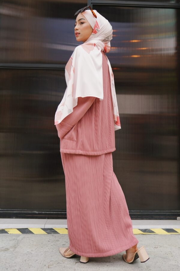 71ecbeb11ae5f08cfefcc3546766f52b1642405901.jpg MILEY PLEATED SKIRT SET (CORAL PINK)