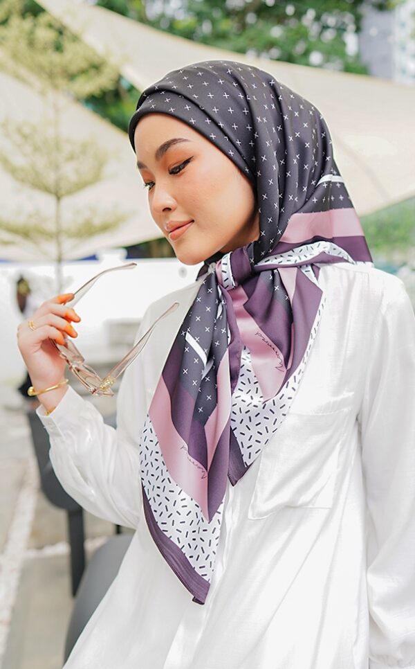 CECILIA PRINTED SQUARE (MAGENTA PURPLE)