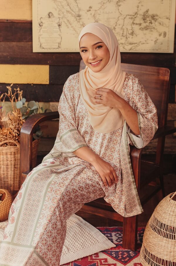 738eb36962c5c0e0aa8e384e04b8a8281648183930.jpg DELIMA BATIK PAREO (CREAM LIME)