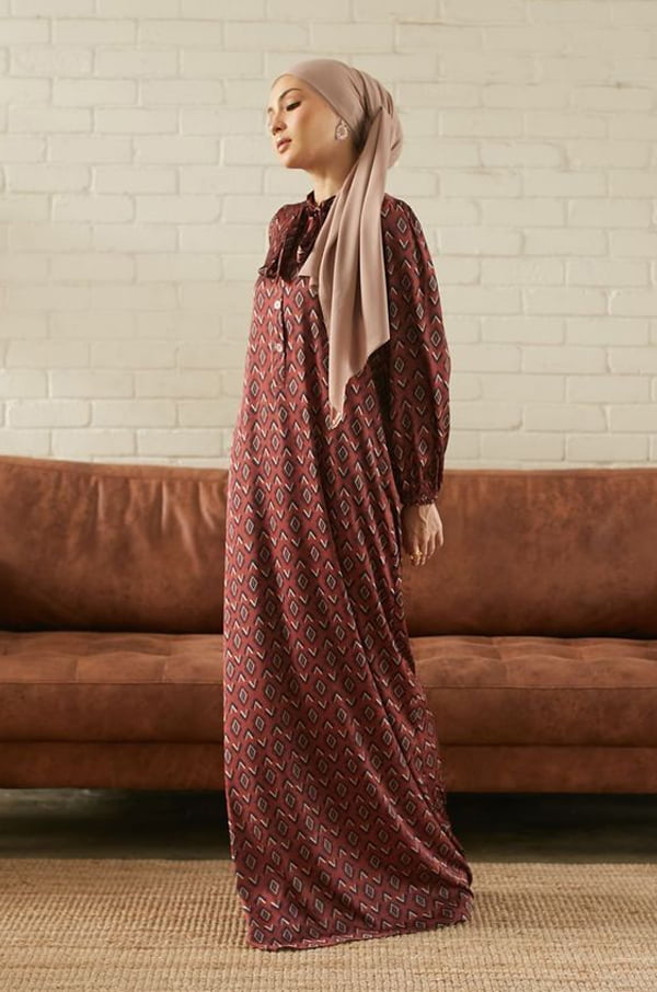 7495fc840942155575f321bbf18c66331618932938.jpg EVELYN PRINTED DRESS (SANGRIA RED)