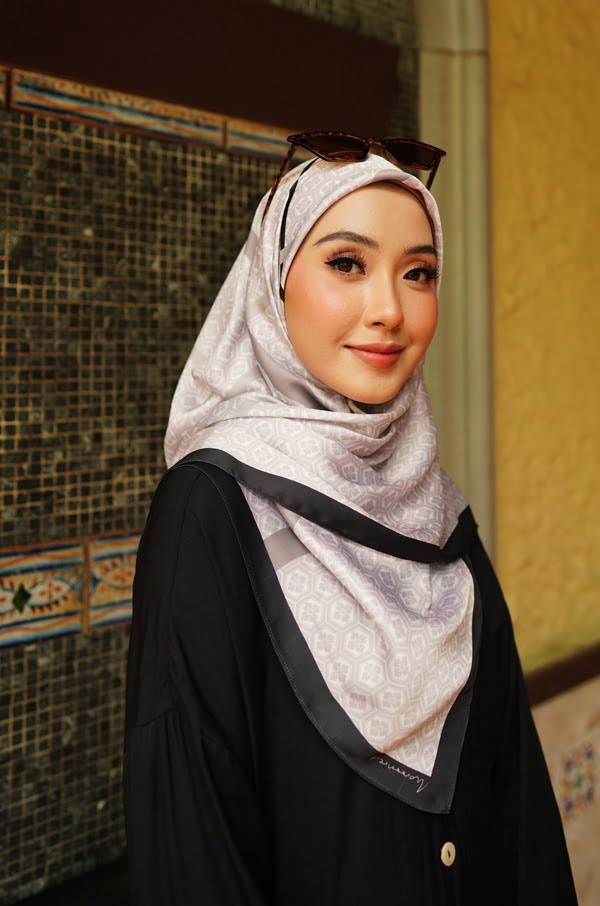 AUDREY PRINTED SQUARE (BLACKY)