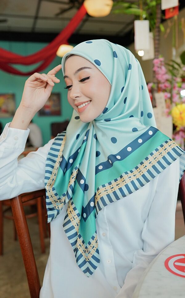 7847d388fbbfb24bc09222ed54f803ed1656642342.jpg MOLLY PRINTED SQUARE (TURQUOISE)
