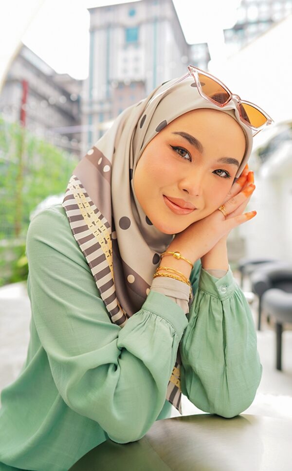 7920fcd47296369f834f21f98e53ece81656642690.jpg MOLLY PRINTED SQUARE (MATTE GREY)