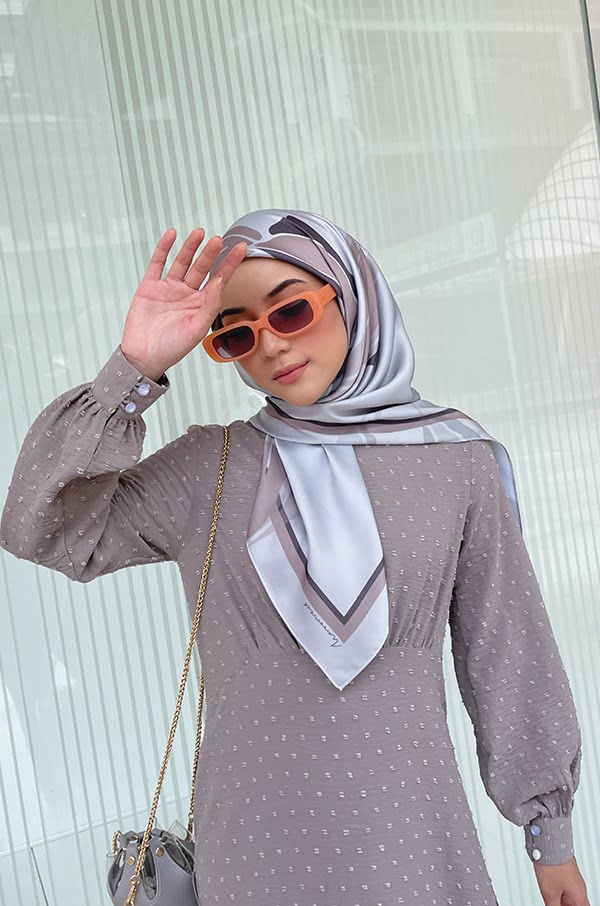 79f5dbfad0b00a873d6e1b1b00bd2cb21647931779.jpg MYLAA PRINTED SQUARE (LAUREL GREEN)
