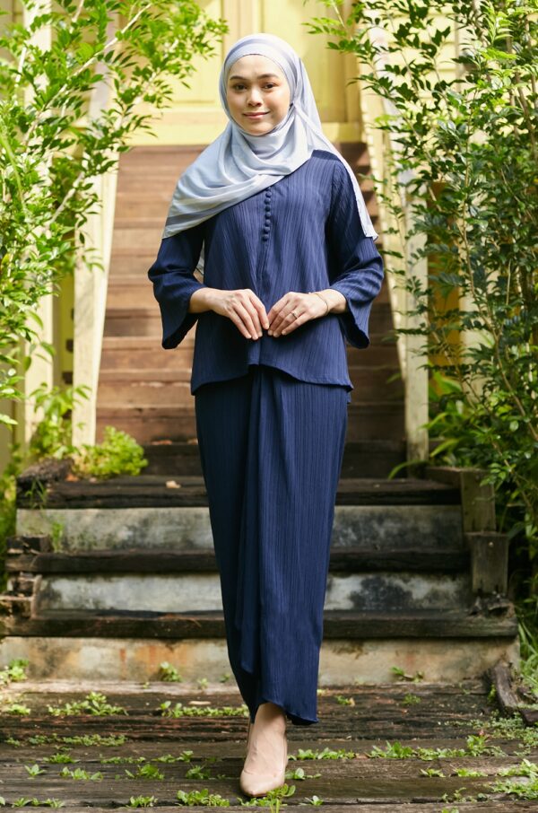 7a6b855d3ee3bcaff743a2bd9f67cc5e1648798853.jpg LORENNA TEXTURED KURUNG (NAVY BLUE)