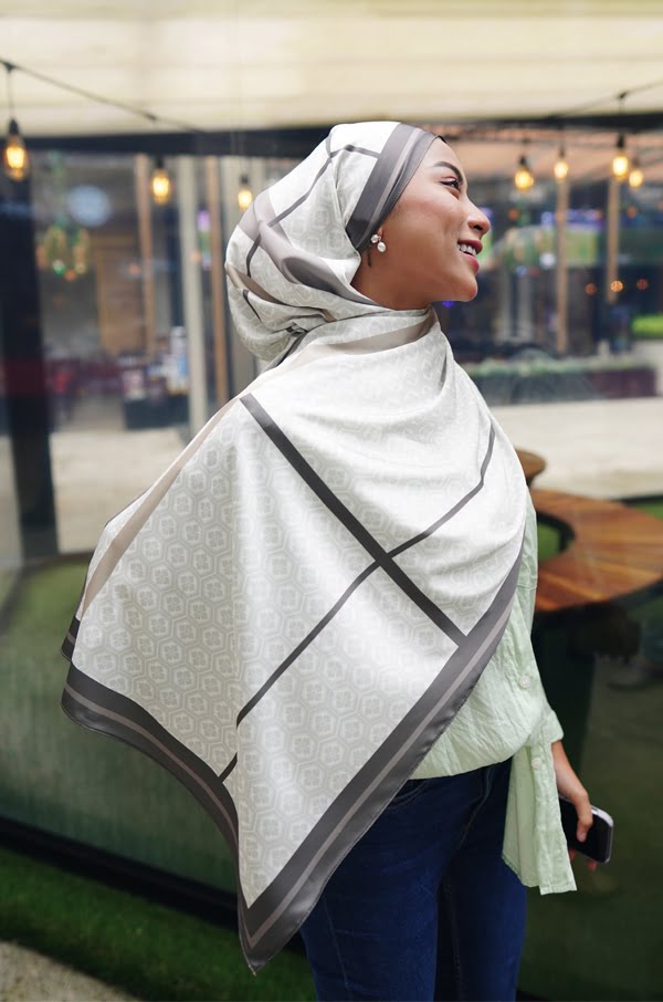 7d0a47545271b290965a375e35efb00c1641525997.jpg AUDREY PRINTED SHAWL (OLD GREEN)