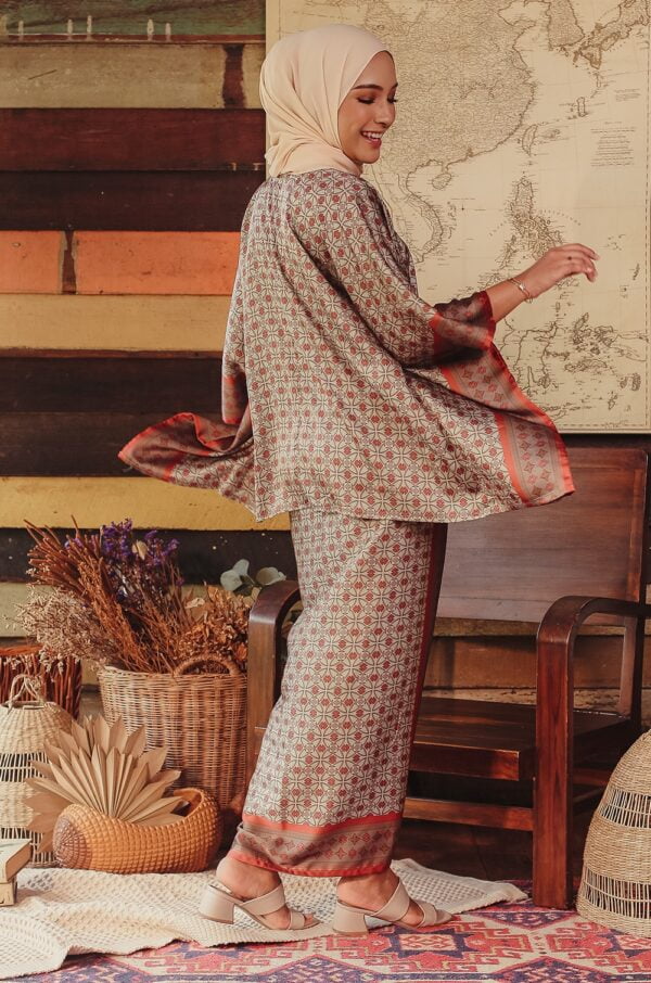 7fc50e483dc97ef5eeb713142f2725861648183831.jpg DAHLIA BATIK PAREO (BURNT ORANGE)