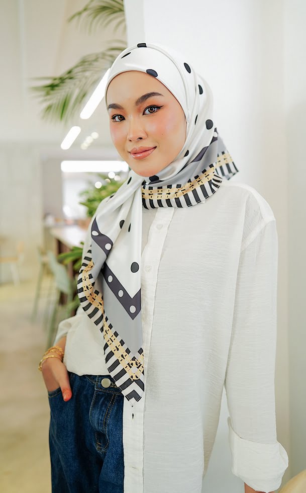 830b3b063369b665e6a83a985bf266831656642803.jpg MOLLY PRINTED SQUARE (BLACK WHITE)