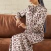 8550e8a8682c372104cd1655d4c53a7a1618931682.jpg EVELYN PRINTED DRESS (ROSEWOOD)