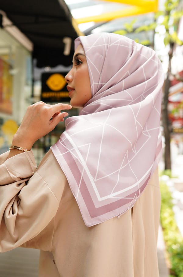 87b27ba40ba2636cbd59d115b964a5e41625034685.jpg ATILIA PRINTED SQUARE (ROSE MAUVE)