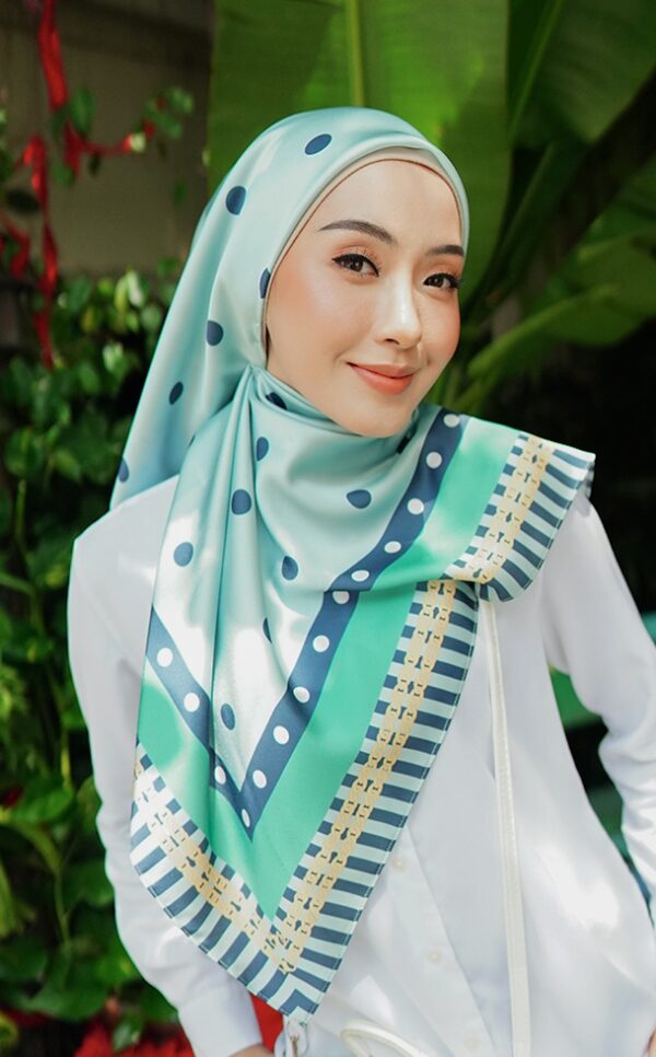 88a1f955cfa07b2a9d45630a24db1e481656642343.jpg MOLLY PRINTED SQUARE (TURQUOISE)