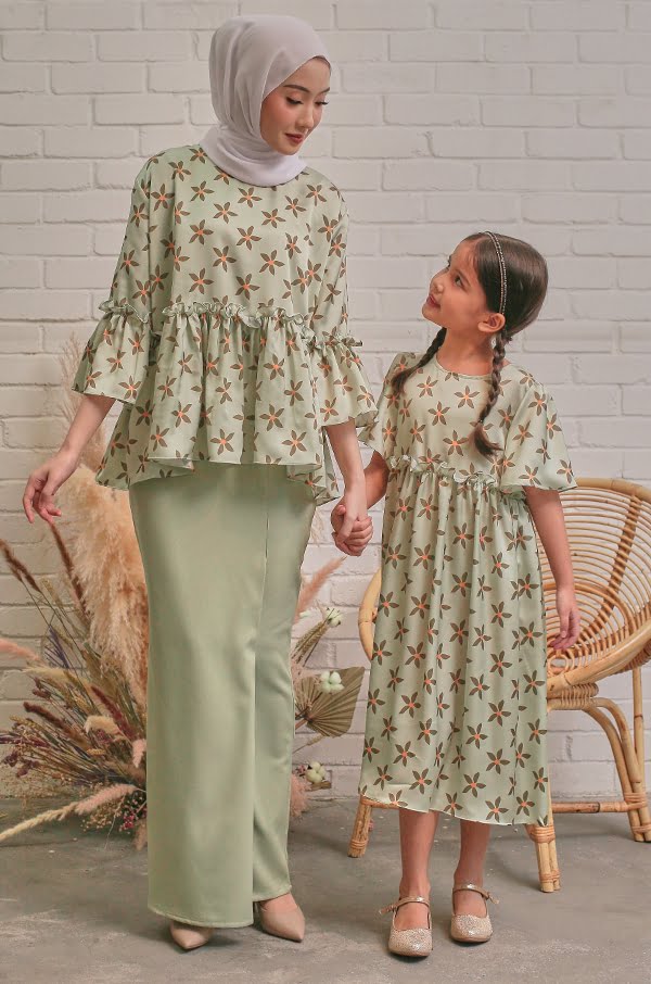 8a52af8e1695d9d3631f35dfa77293331646970079.jpg LILY FLORAL KURUNG (LIME GREEN)