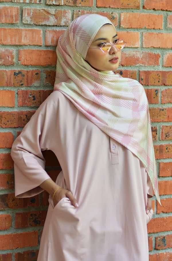 8c1ddd9a175772ed2dd2aa7bde5077e11588659175.jpg CHECKERED PRINTED SHAWL (CARNATIONS PINK)