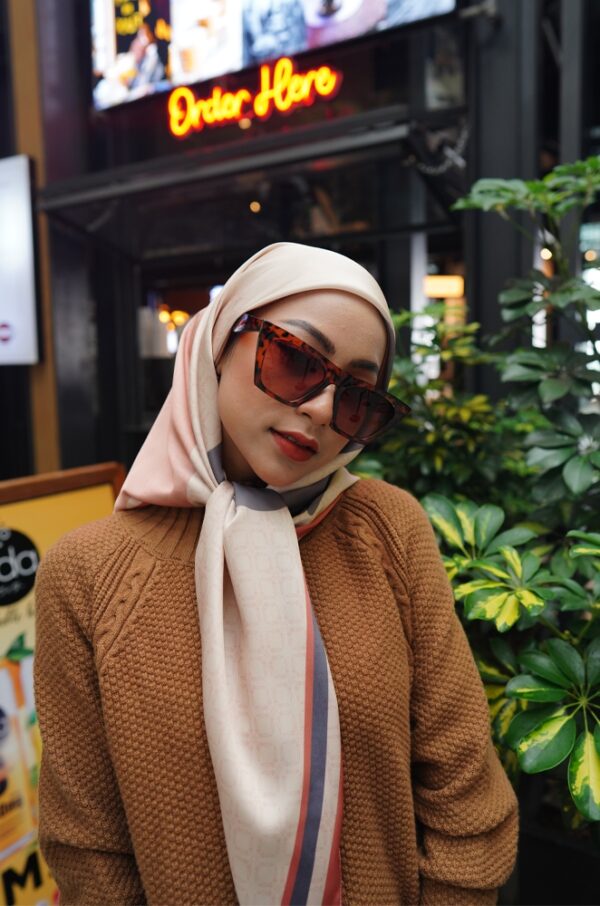 8e87c56d601357b4691ed1ec5d83e5a01637835905.jpg RUBY PRINTED SQUARE (PEACHES)