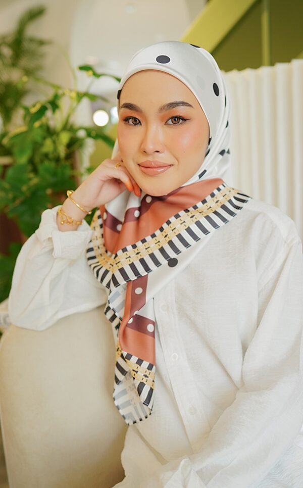 99568b3a0346f103a42b9dbbe8992cc31656642581.jpg MOLLY PRINTED SQUARE (BROWN WHITE)