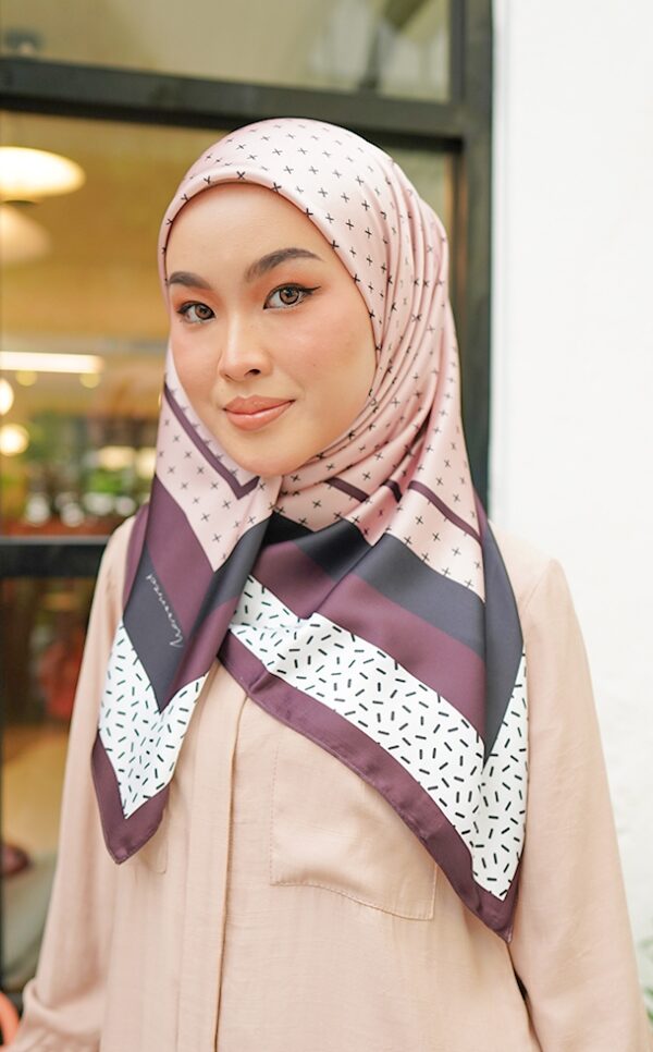9a8fe8a20d1524ebb6424dd154b0d1401656643107.jpg CECILIA PRINTED SQUARE (PINK PURPLE)