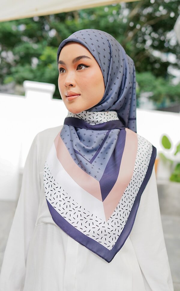 9d1eb5dda091397bbc317f9fbc7acd8c1656643551.jpg CECILIA PRINTED SQUARE (FADED BLUE)