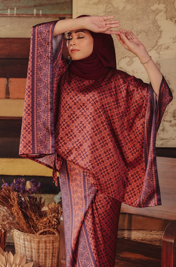 9d38fd7797182eb8109b992a35fbc3601648183524.jpg AISYAA BATIK PAREO (TERRACOTTA PURPLE)
