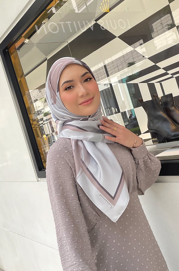 9d93dd34aca3b00b848649e9a0fa11d41647931781.jpg MYLAA PRINTED SQUARE (LAUREL GREEN)
