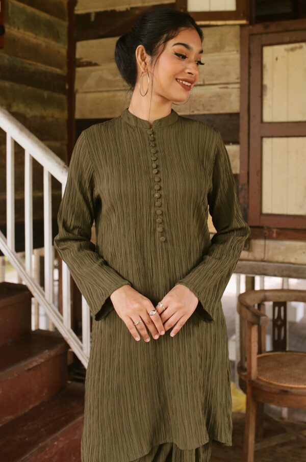 a01d71d04c893be9f3081117339176501648793915.jpg LARISSA TEXTURED KURUNG (ARMY GREEN)