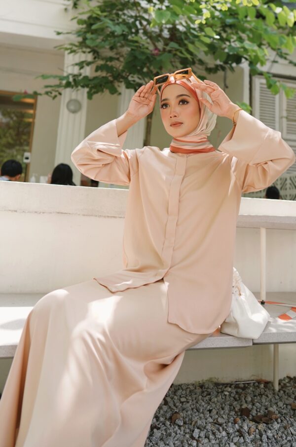 a3235f454fbf53a0f959a776e9acf0391635494453.jpg STELLA SATIN SET (CHAMPAGNE)