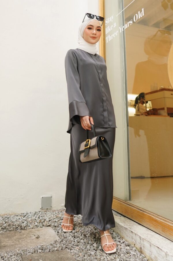 a3d09ccc0b444045a3eb3b86ffed650e1635501266.jpg STELLA SATIN SET (SMOKE GREY)