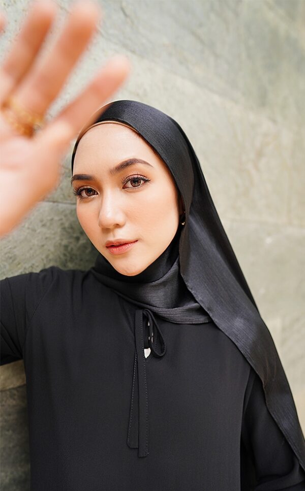 a7111eb25666aaf762c5bc161eadb6e71656140453.jpg MEDYNA TEXTURE PLAIN SHAWL (BLACK)