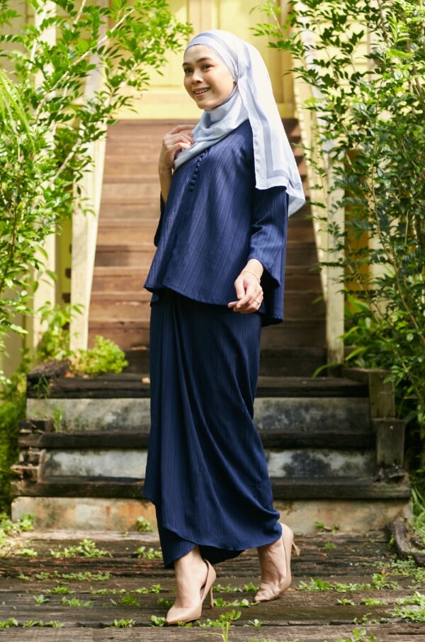 a76a7144511abc0eac0ede1967bf60251648798854.jpg LORENNA TEXTURED KURUNG (NAVY BLUE)