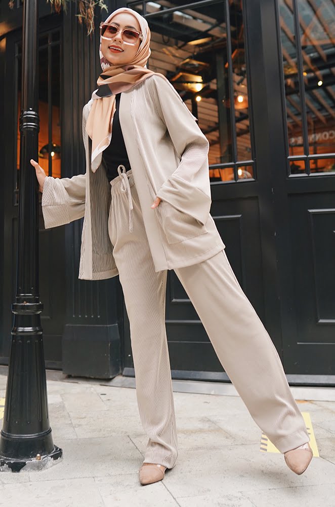 a7c060136c78d7e9319581b0d56e1c181642412476.jpg MILEY PLEATED PANTS SET (NUDE/BLACK)