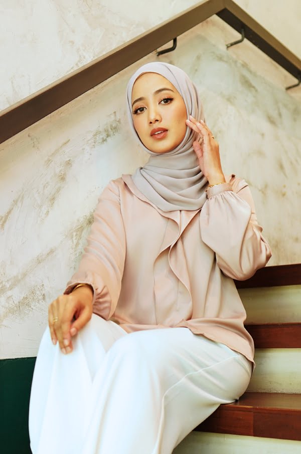 ad713929899476f5b4cc8b8f8f0da64e1622806680.jpg LAYLA RUFFLE TOP (KHAKI BROWN)