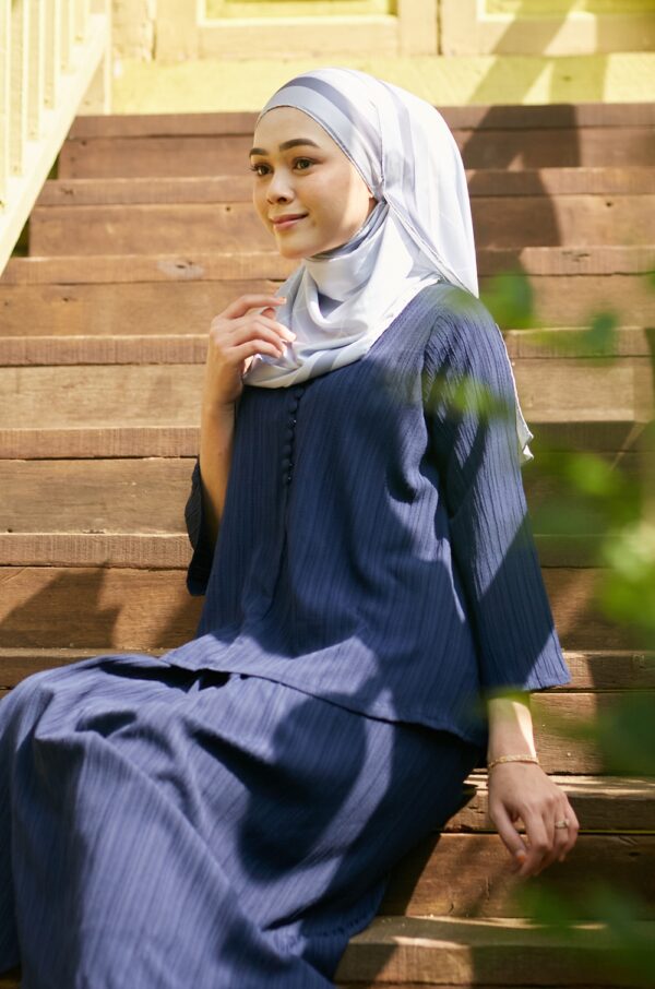 adfdf2b3af262e1a18f46229a80b28ce1648798855.jpg LORENNA TEXTURED KURUNG (NAVY BLUE)