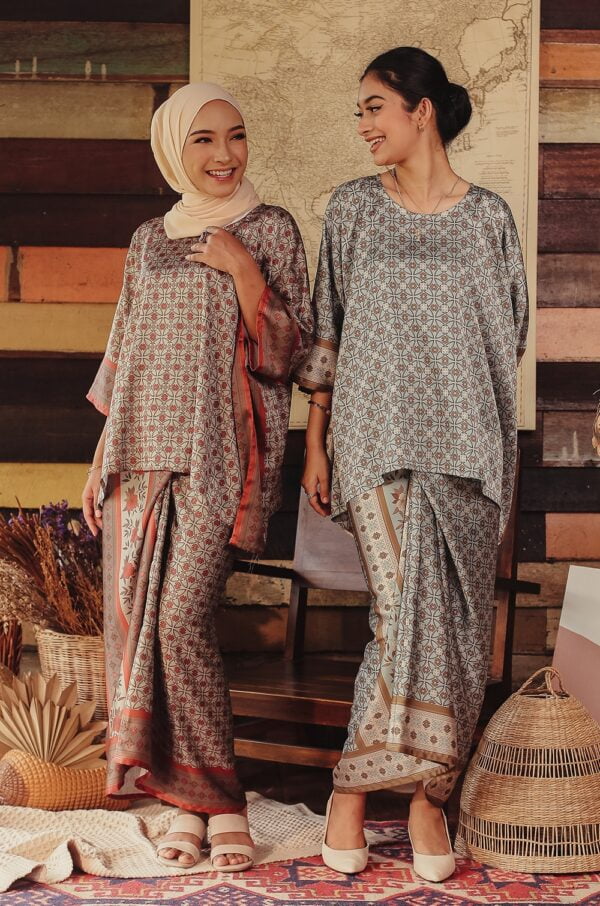 ae345d998d23d2de261cb3fd85846b201648183771.jpg DAHLIA BATIK PAREO (PALLADIAN BLUE)