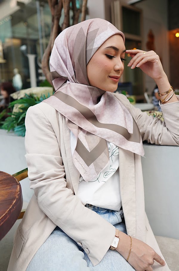 ASTRID PRINTED SQUARE (BEIGE TAN TAUPE)