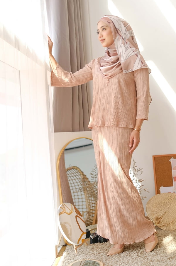 af6693e26a259816a497a1fedb23d7f61617344745.jpg LORENNA TEXTURED KURUNG (SOFT BROWN)