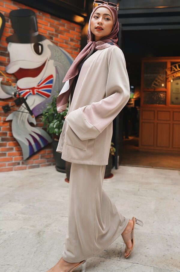 b4cd60beaf7bd6965d708f9416799d5f1642408355.jpg MILEY PLEATED SKIRT SET (NUDE/BLACK)