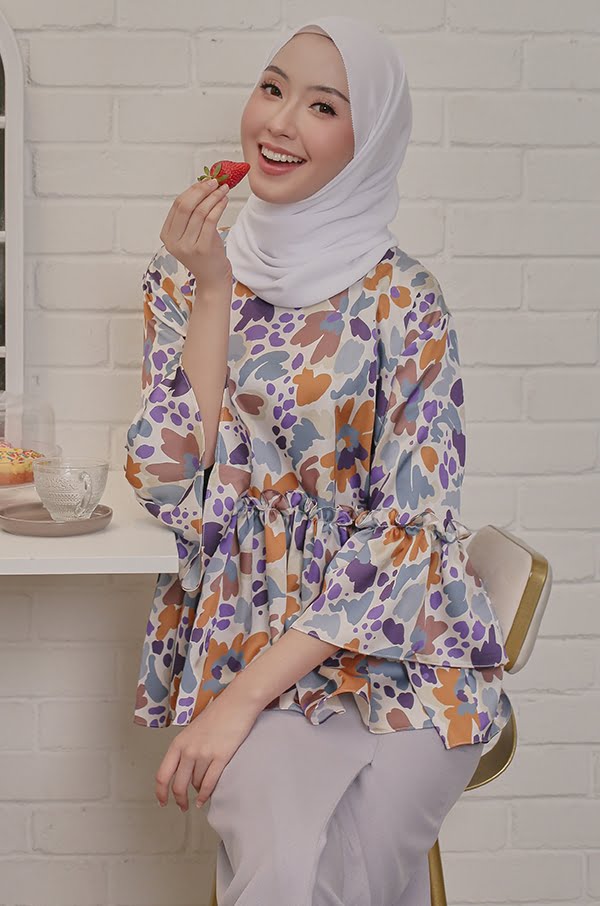 b6476dde337493c1aee2b578fd266e2d1646969808.jpg WINNIE FLORAL KURUNG (BLUE GREY)