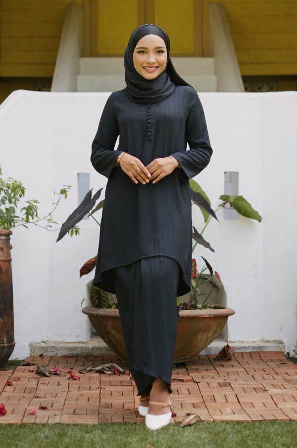 b95337833c2c2ab002be2626b8cf1c5a1648794695.jpg LARISSA TEXTURED KURUNG (SUPER BLACK)