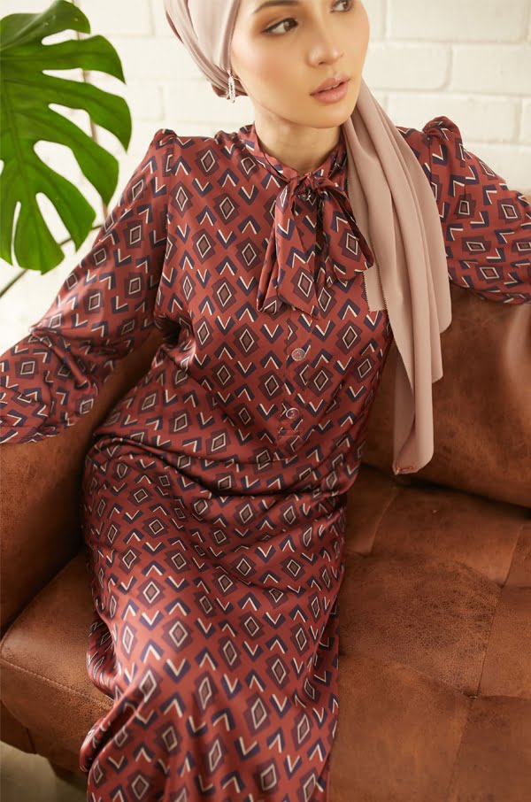 bc77a9b671fe8848fc48a5d93b8965661618933170.jpg EVELYN PRINTED DRESS (SANGRIA RED)