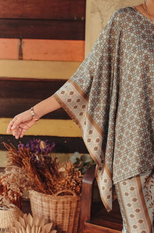 bde0d8163091c0f8b5798a2d14358fdc1648183769.jpg DAHLIA BATIK PAREO (PALLADIAN BLUE)