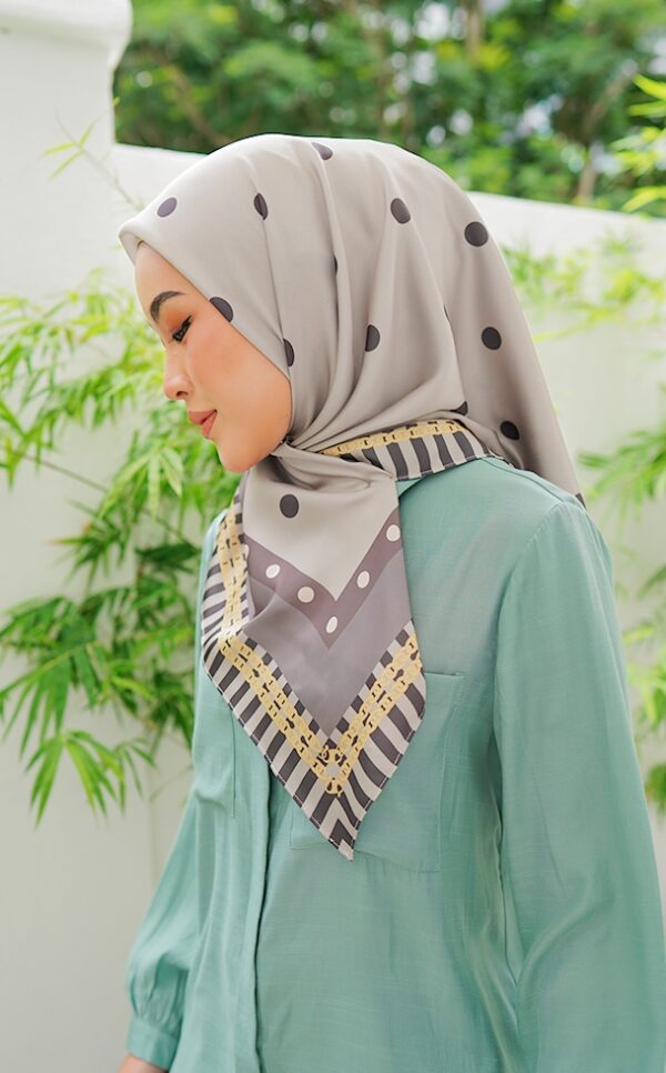 bf851951aefebbc37a246a85482706df1656642689.jpg MOLLY PRINTED SQUARE (MATTE GREY)