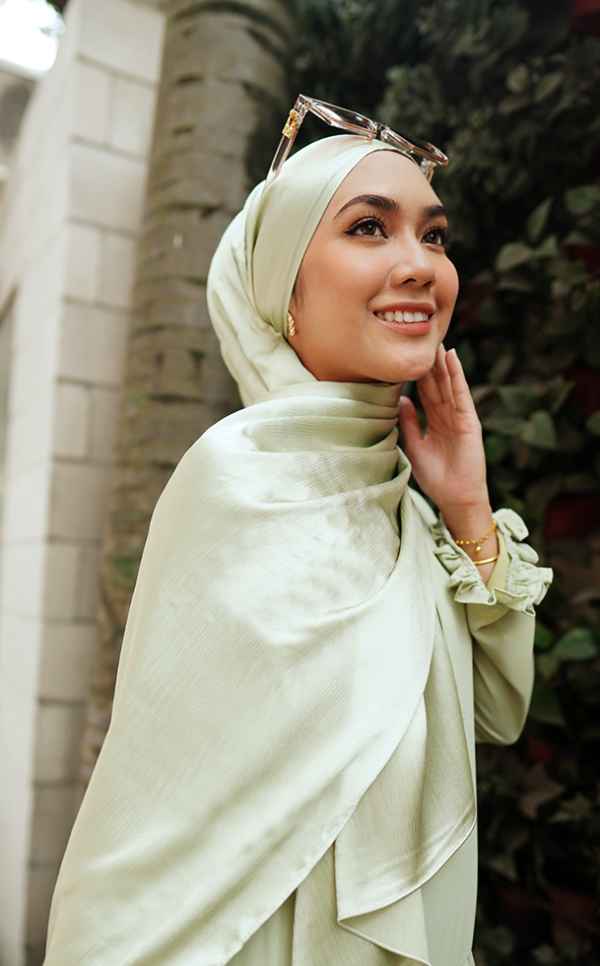c36a444e6fb6c923427fb155324834e11656140923.png MEDYNA TEXTURE PLAIN SHAWL (GREEN TEA)