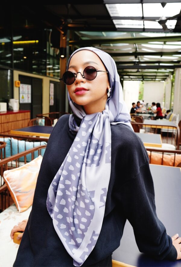 c58e289c34616d63e6d45b063f1d771c1634534997.jpg OPHELIA PRINTED SQUARE (NAVY BLUE)