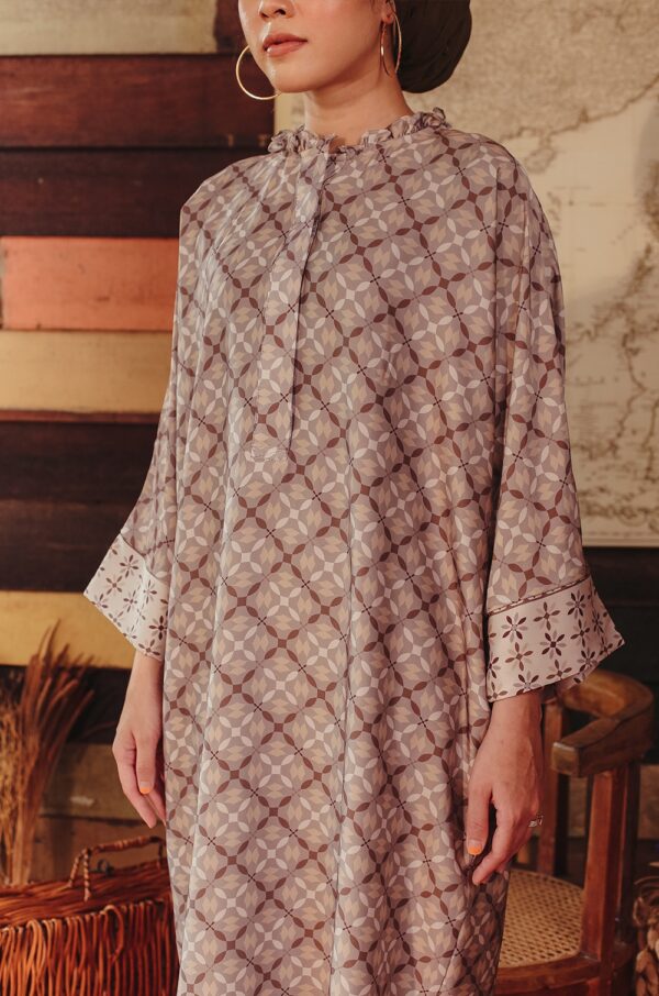 c7964f5636479fa73adcec8a01a8bb001648184232.jpg AISYAA BATIK TUNIC (BROWN GREY)