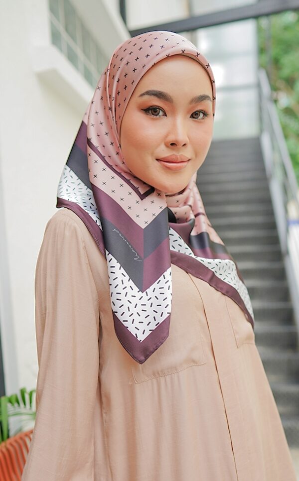 cae70308cec588c9026573d573e7c5091656643106.jpg CECILIA PRINTED SQUARE (PINK PURPLE)