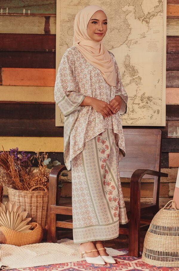 cd612cf4314ac65206367547652ae4801648183928.jpg DELIMA BATIK PAREO (CREAM LIME)