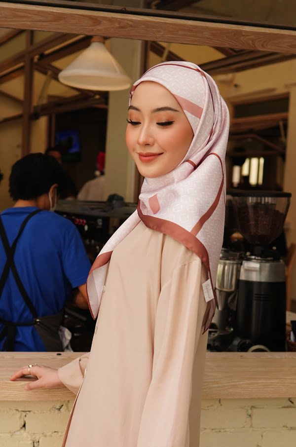 ce40a783e81bec8a17f3e0740c231cf41641526313.jpg AUDREY PRINTED SQUARE (CORAL PINK)